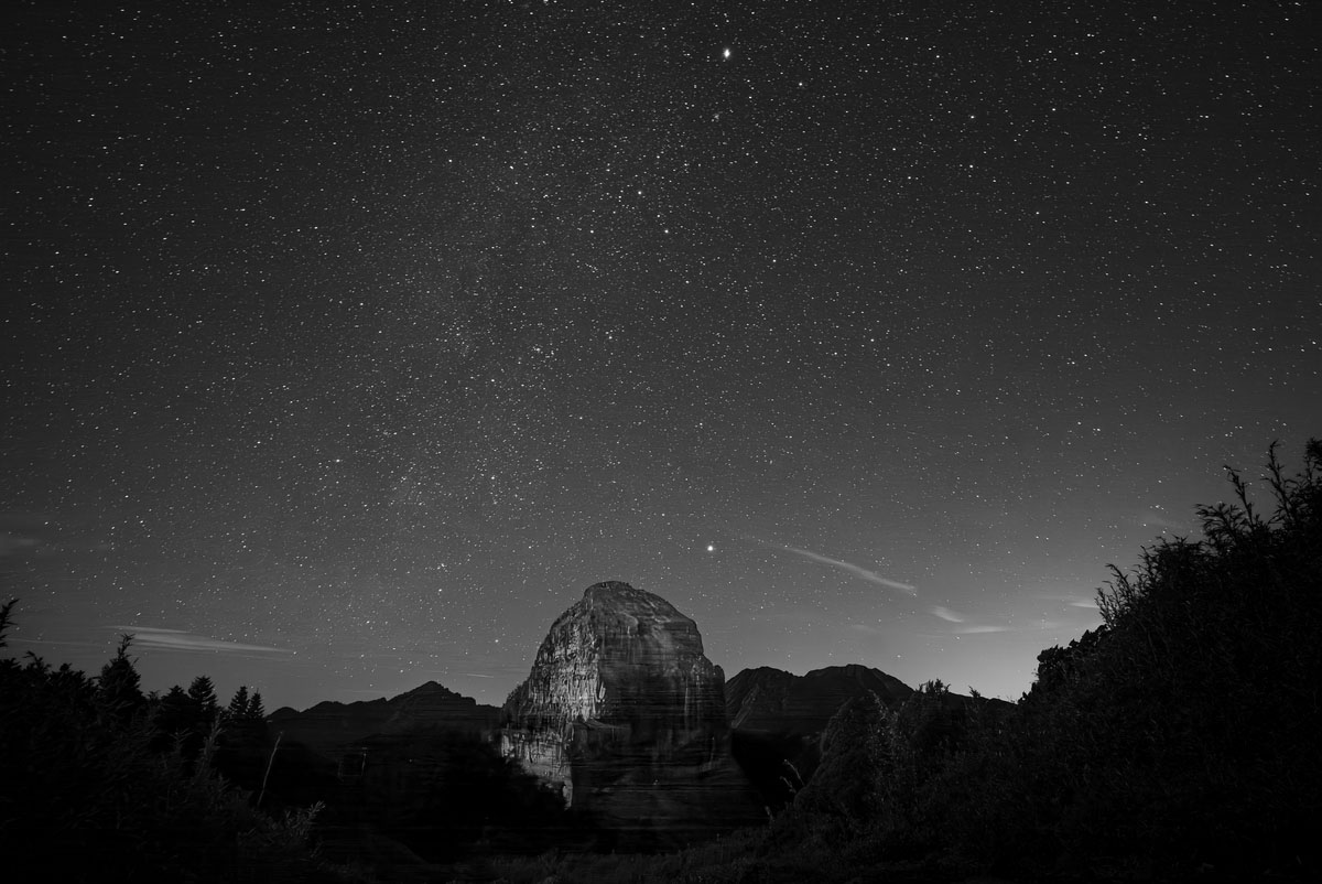 攝於立冬之夜的中霸坪。星空下的大霸尖山,上方淺淺那段直立雲帶就是銀河。