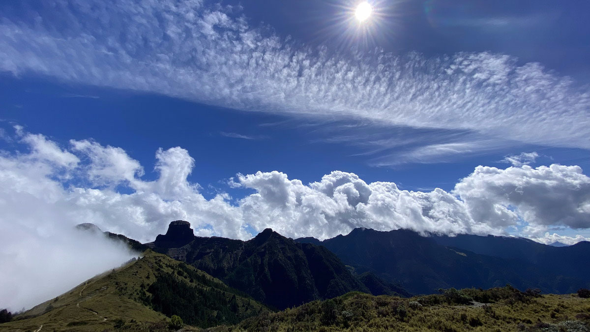 大霸群峰之一,台灣最北的百岳伊澤山,在山頂眺望大霸和小霸。