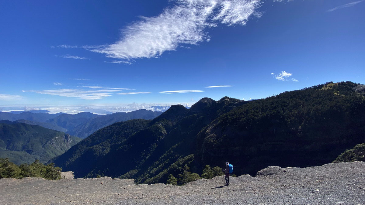 立於大霸尖山旁的邊坡,揹著天空色的背包,我是渺小的旅人。