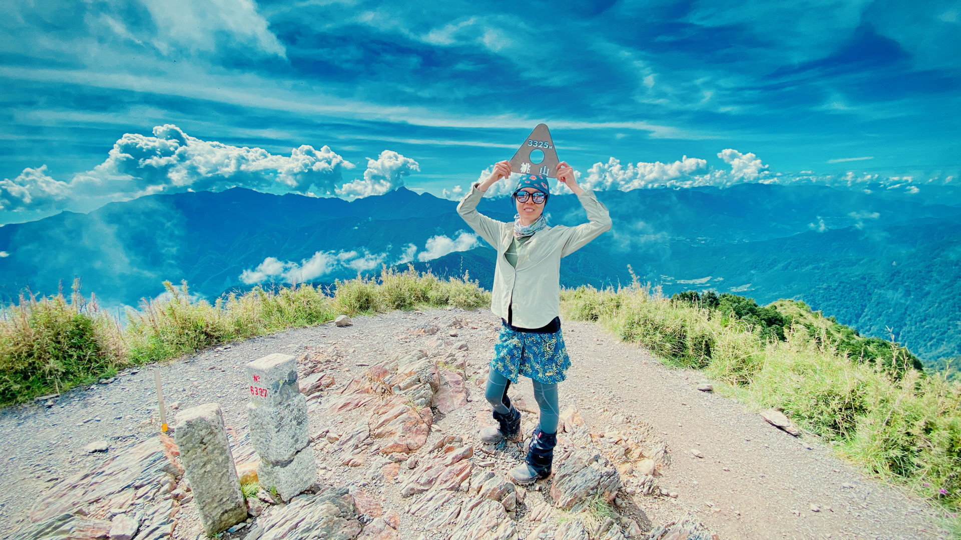 登頂桃山。山送給我們滿滿藍天白雲大景。