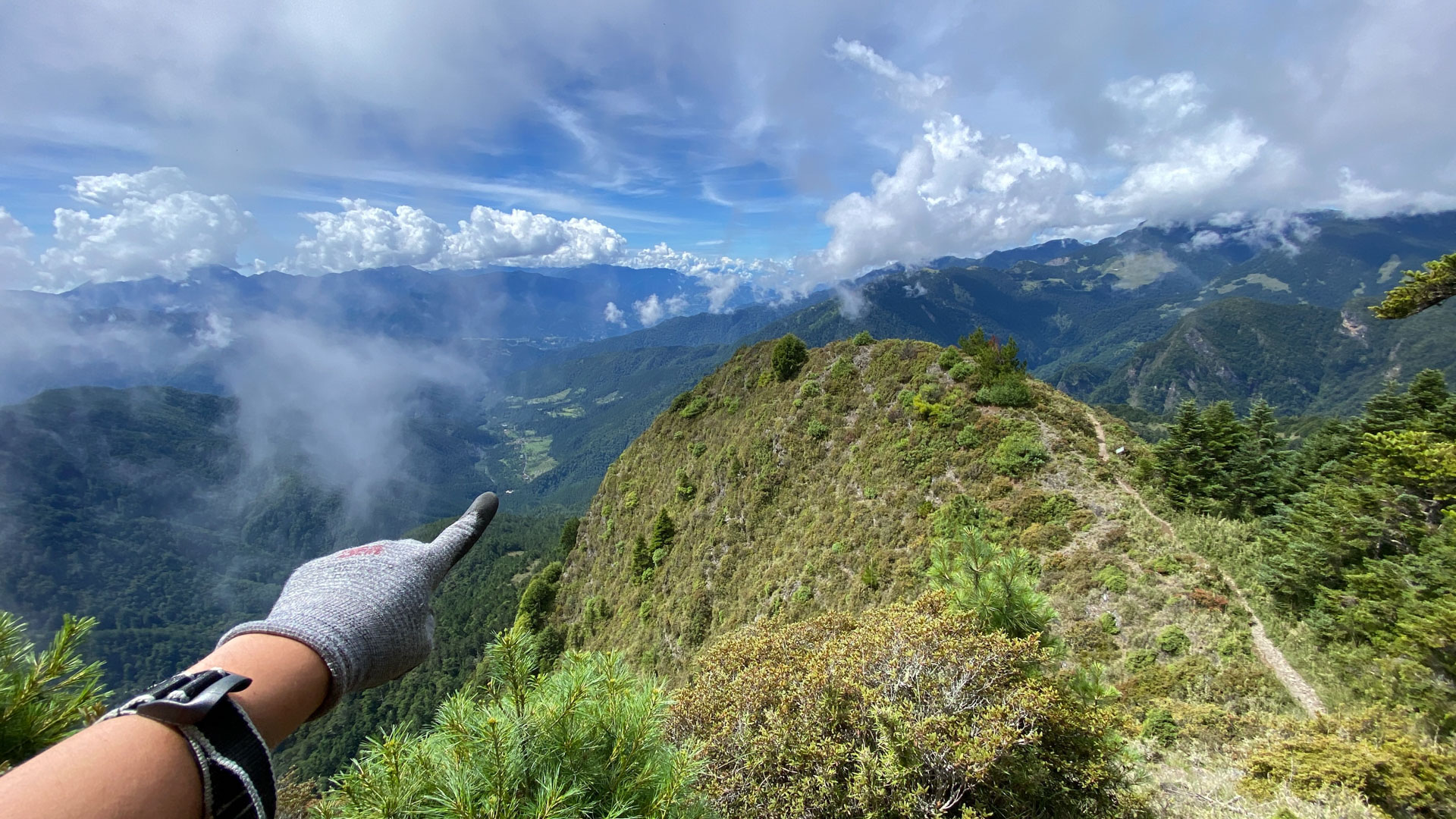 最後旅程是從桃山山頂下至武陵農場,只要走到江用手指的地方就到了(乾笑)